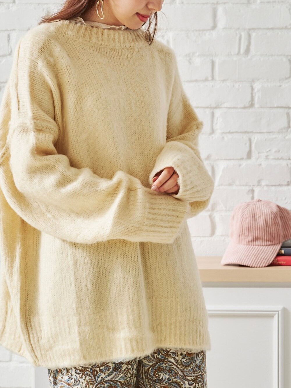 オレンジ系のカーディガン/ボレロ、ブラック系のデニムパンツ、ブラック系のTシャツ/カットソーを着用したレディースの秋コーディネートの3枚目の写真