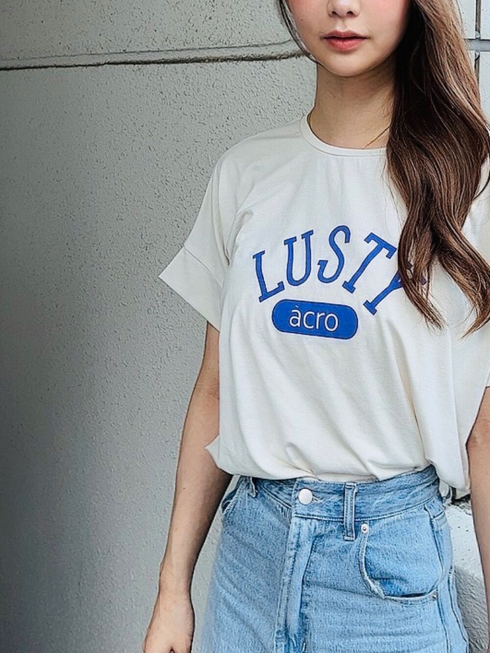 ホワイト系のTシャツ/カットソーを着用したレディースの夏コーディネートの2枚目の写真