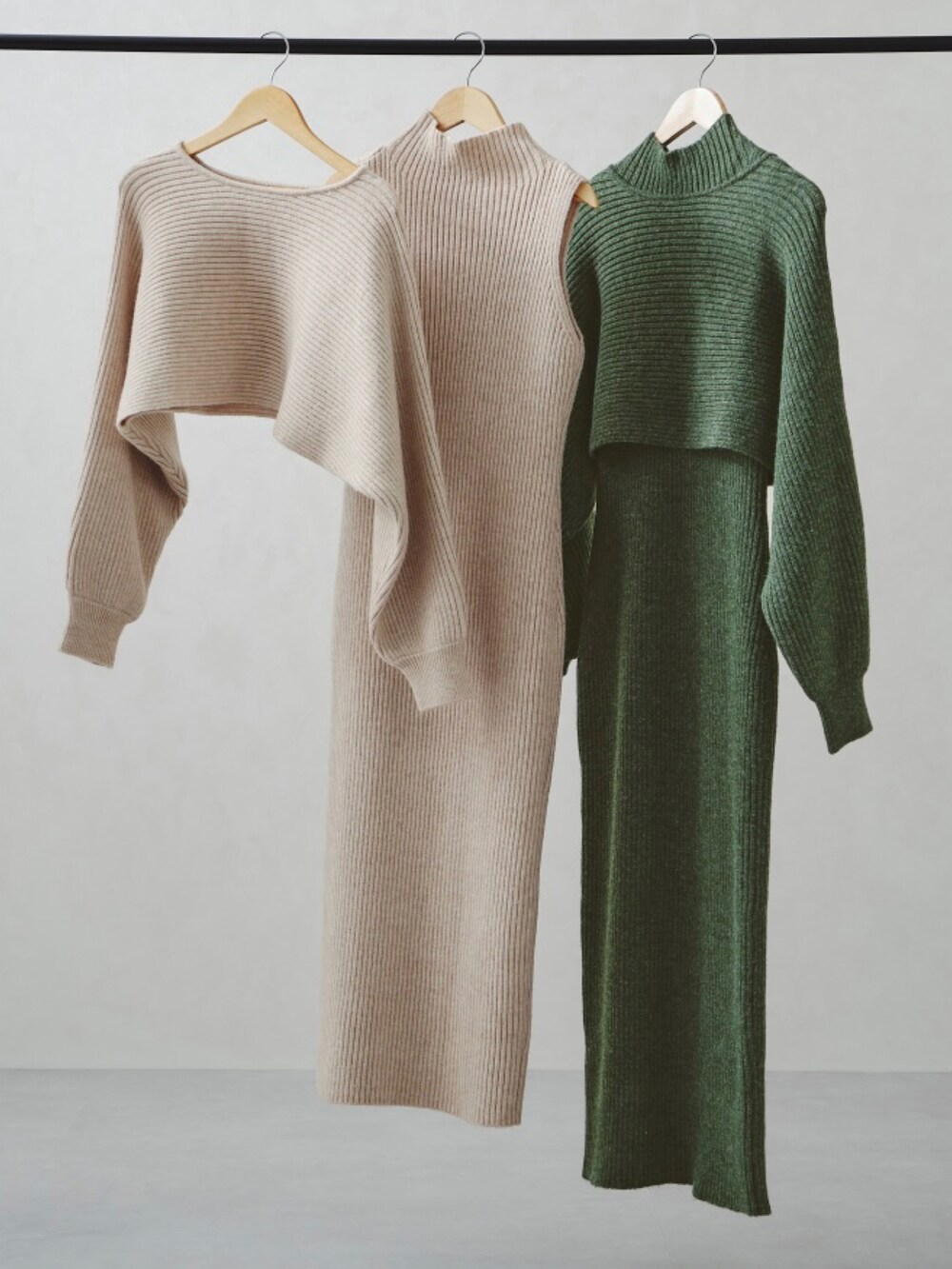 ベージュ系のワンピースを着用したレディースの夏コーディネートの2枚目の写真