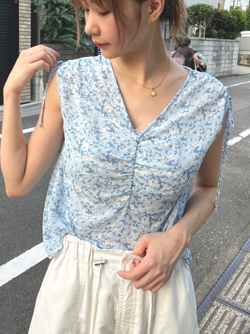 ブルー系のシャツ/ブラウスを着用したレディースの夏コーディネートの2枚目の写真