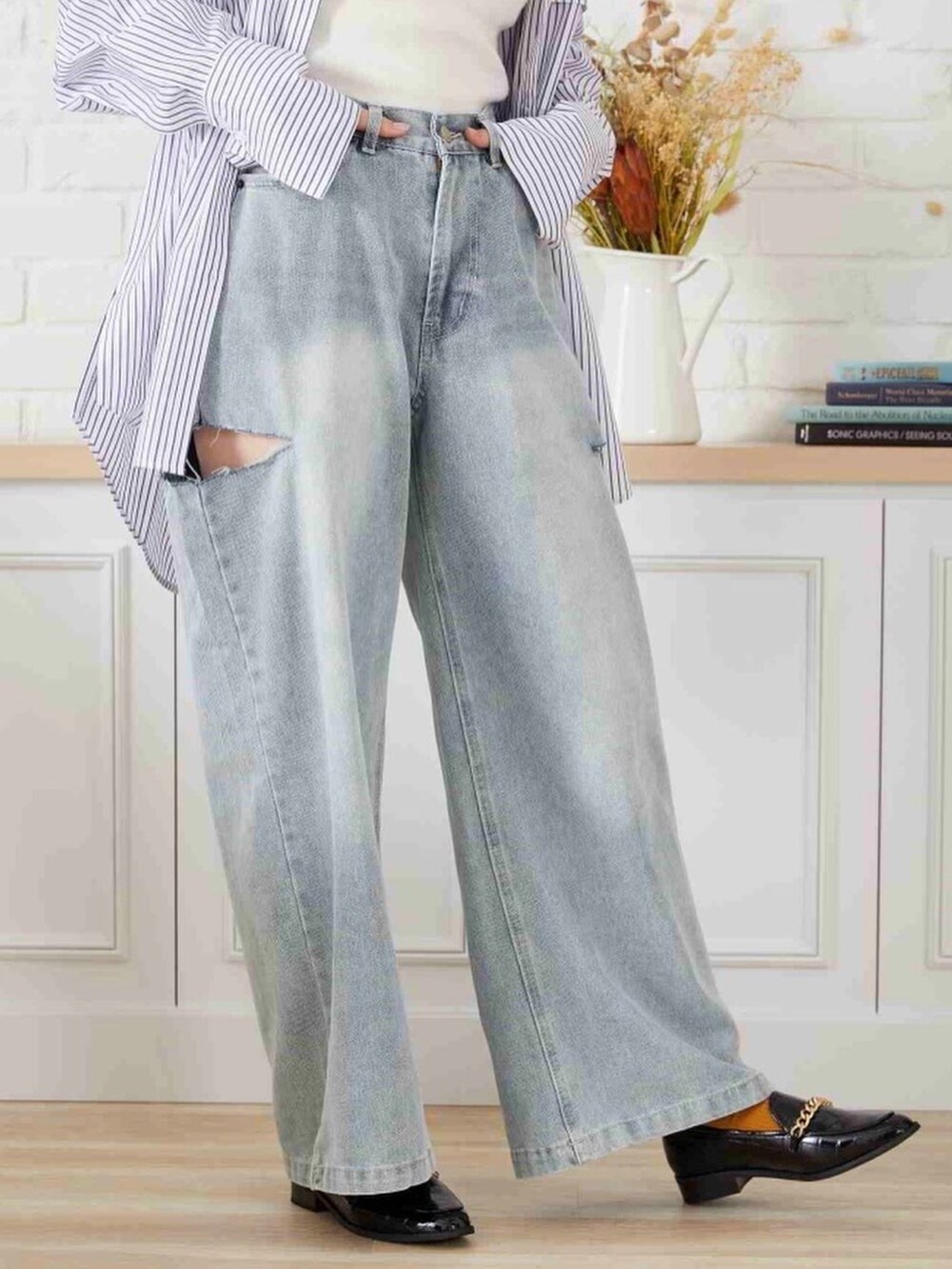 ホワイト系のニット/セーター、グレー系のデニムパンツを着用したレディースの秋コーディネートの2枚目の写真