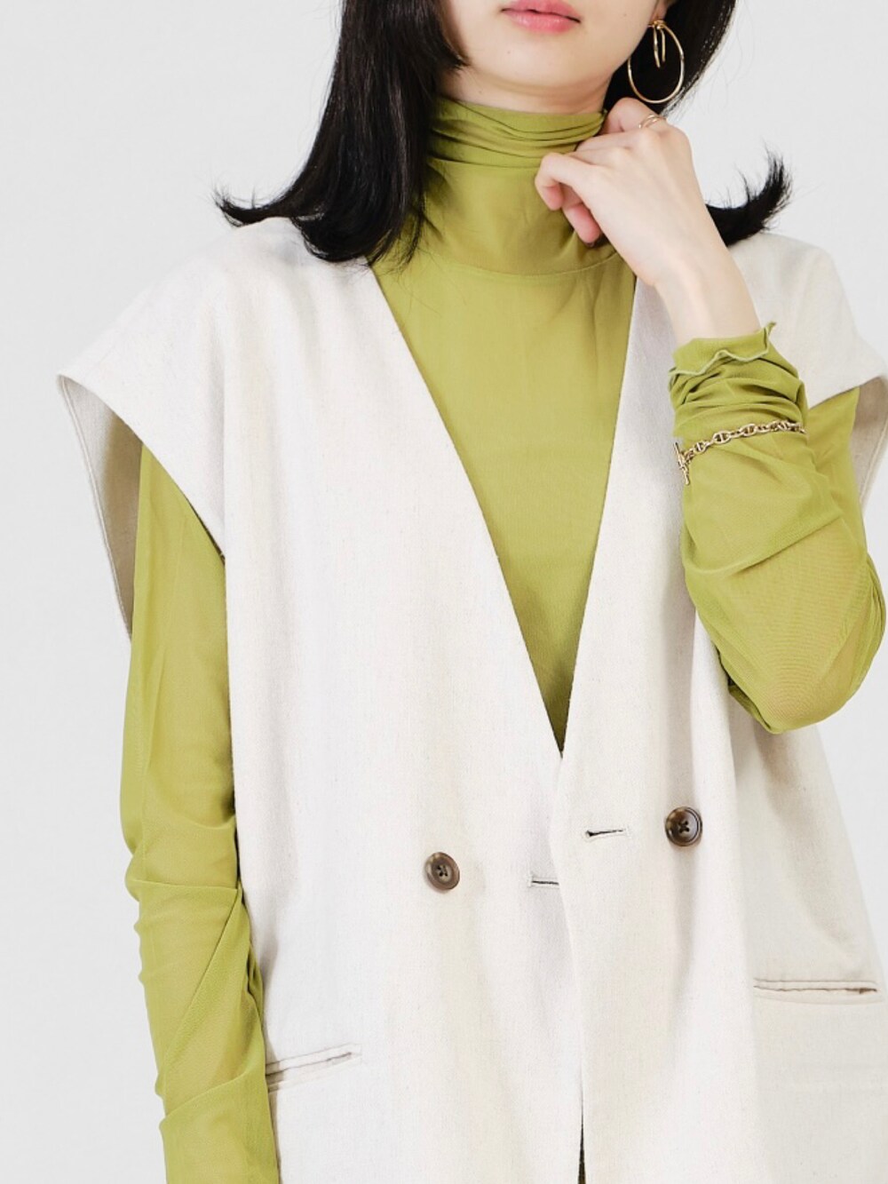 ブラック系のTシャツ/カットソーを着用したレディースの夏コーディネートの3枚目の写真