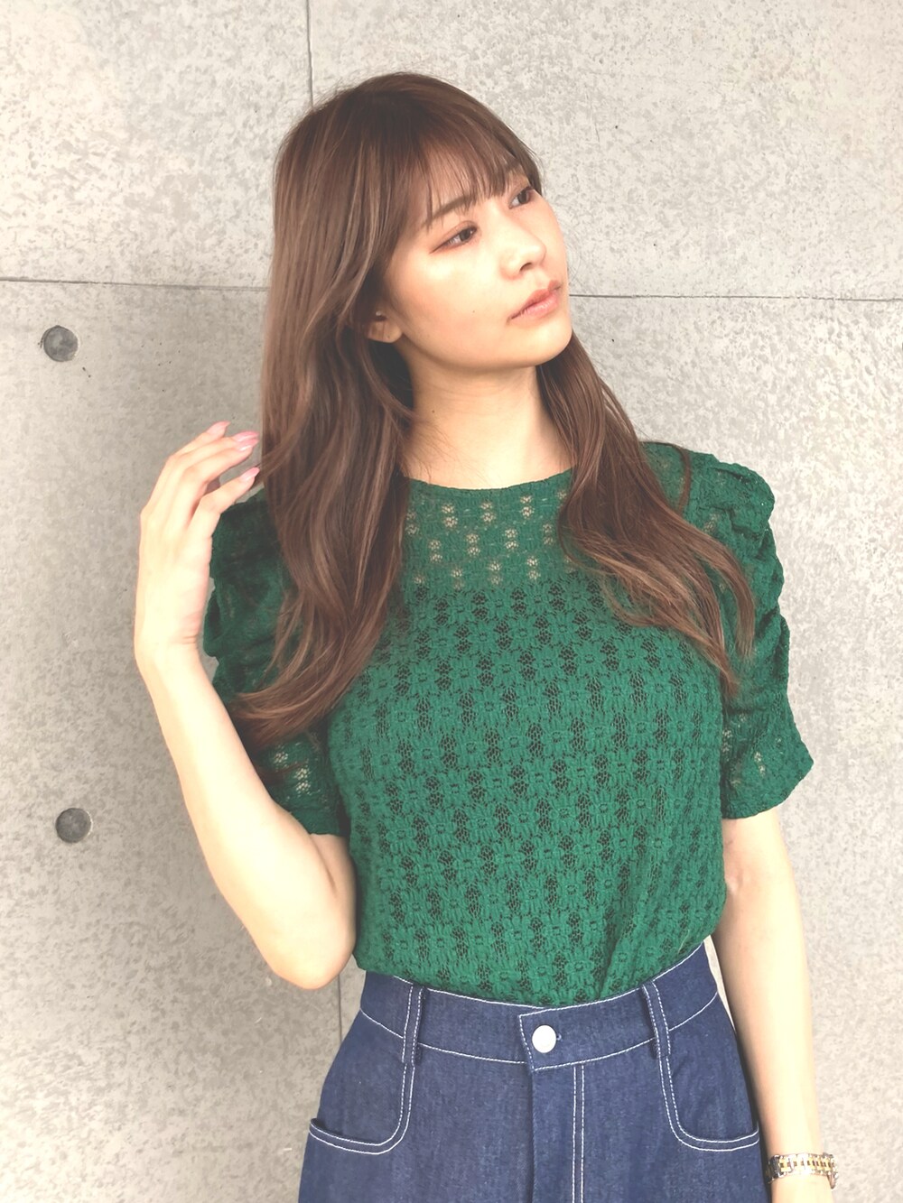 ブラック系のTシャツ/カットソー、ホワイト系のその他パンツを着用したレディースの夏コーディネートの3枚目の写真