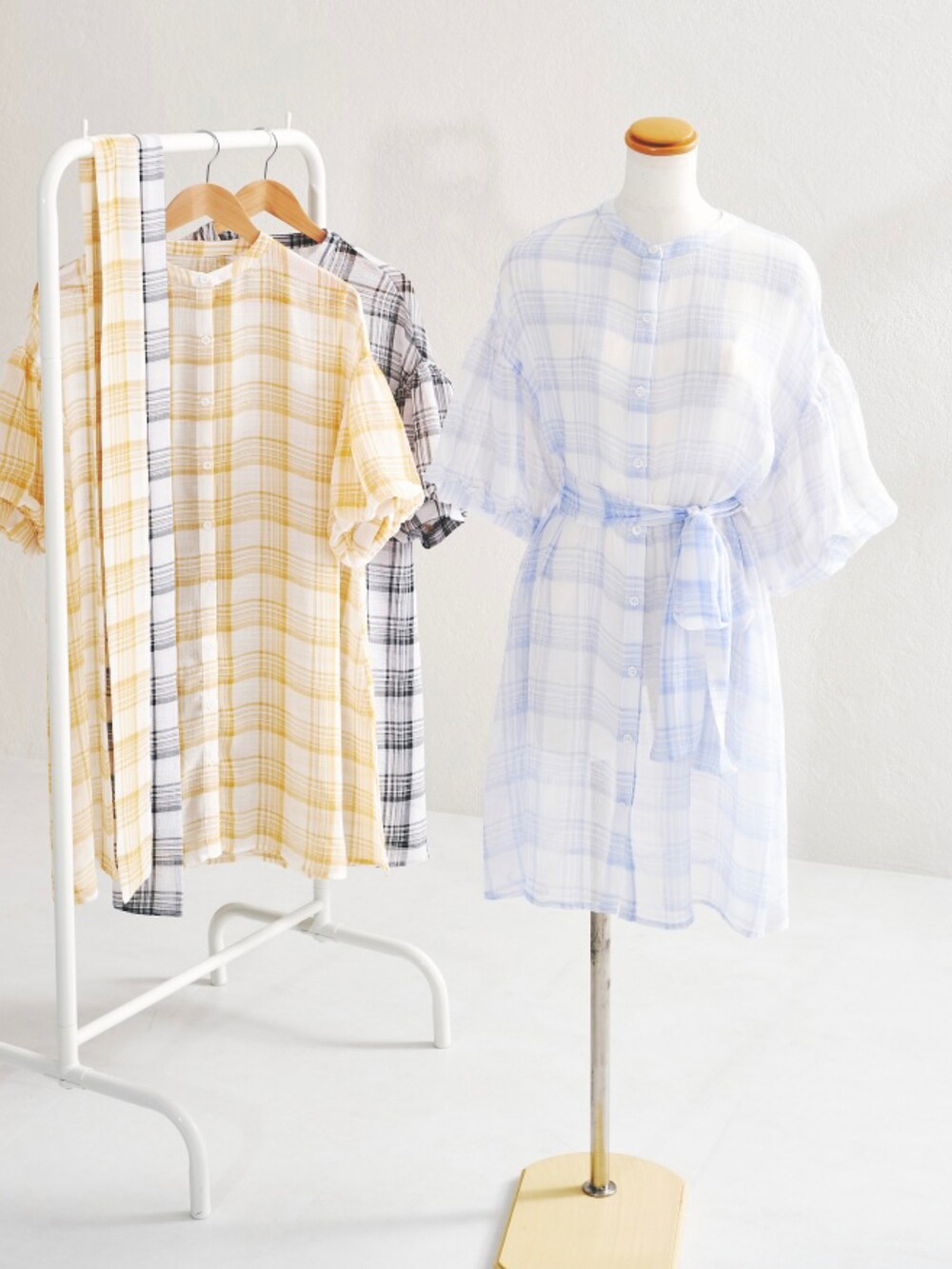 ブラック系のワンピースを着用したレディースの秋コーディネートの2枚目の写真