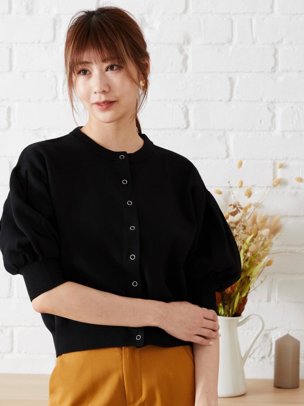 オレンジ系のカーディガン/ボレロを着用したレディースの夏コーディネートの4枚目の写真