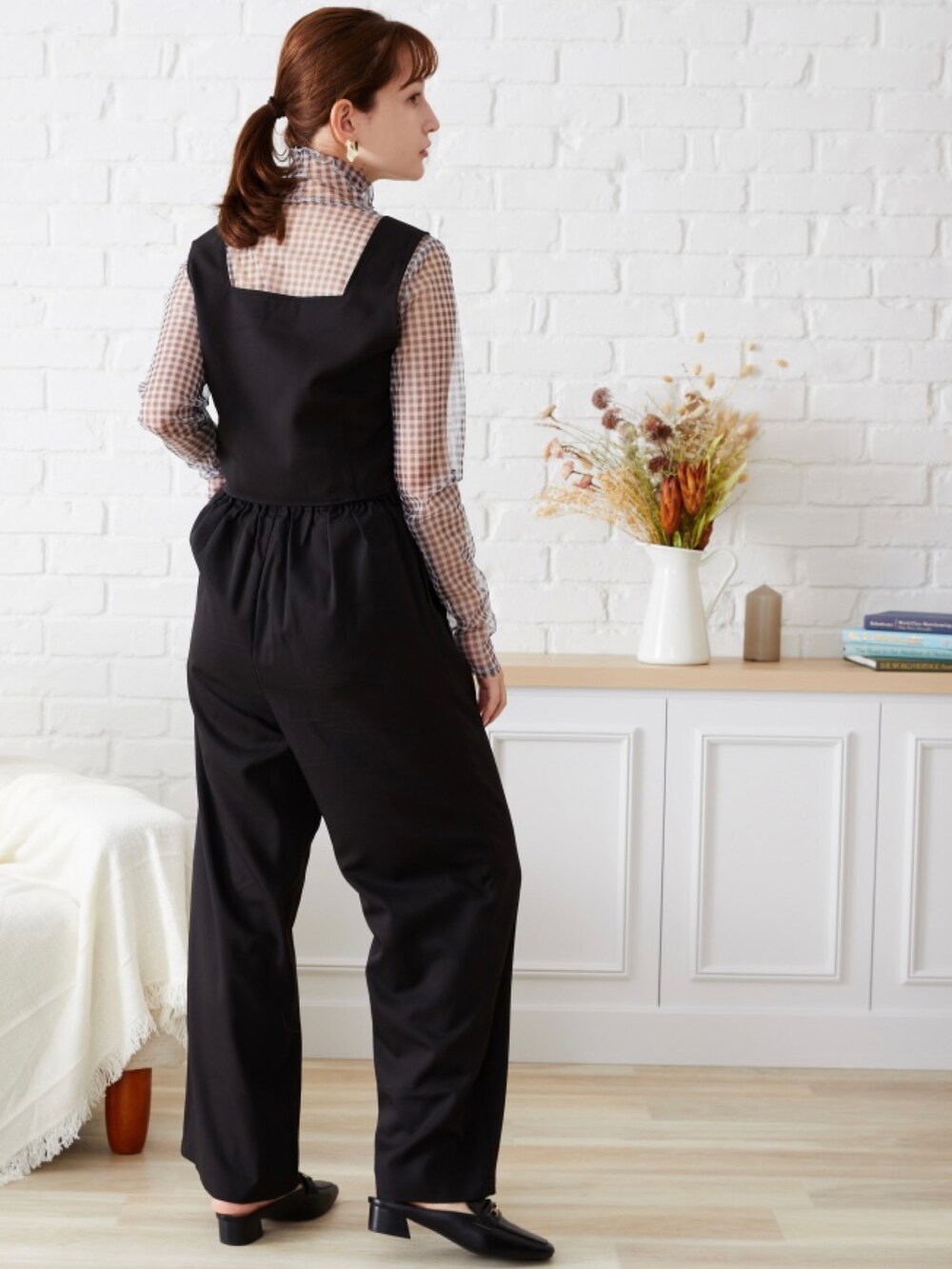 ブラック系のセットアップを着用したレディースの秋コーディネートの3枚目の写真