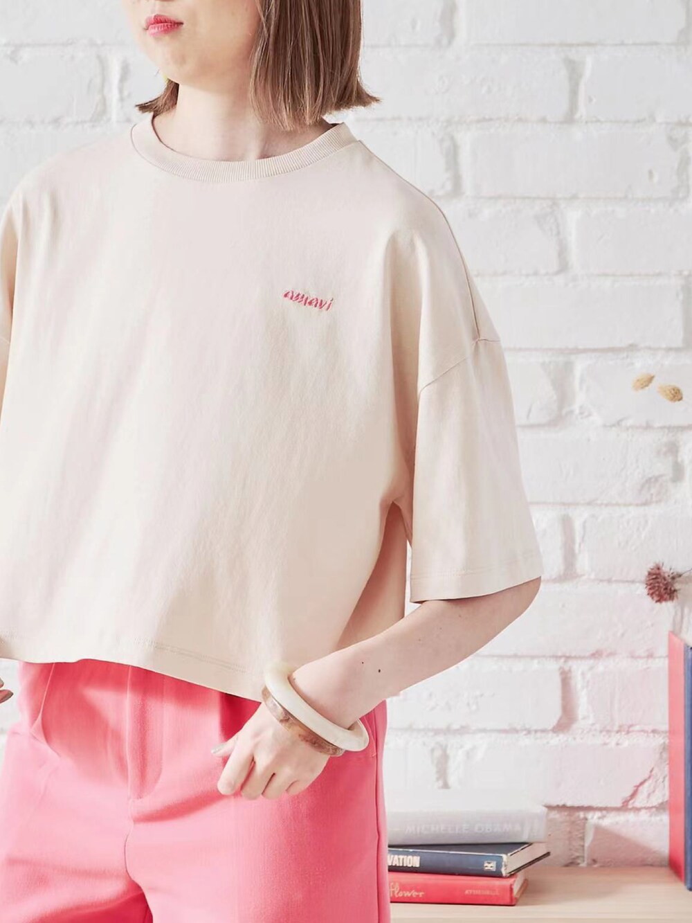 ブルー系のTシャツ/カットソーを着用したレディースの夏コーディネートの3枚目の写真