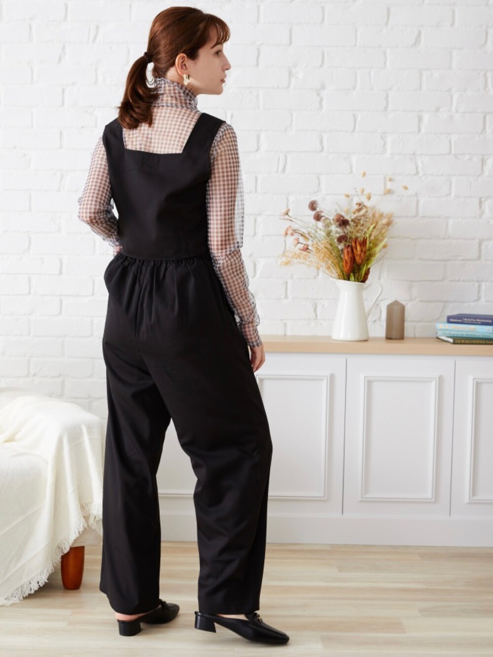 ブラック系のセットアップ、グレー系のシャツ/ブラウスを着用したレディースの秋コーディネートの2枚目の写真