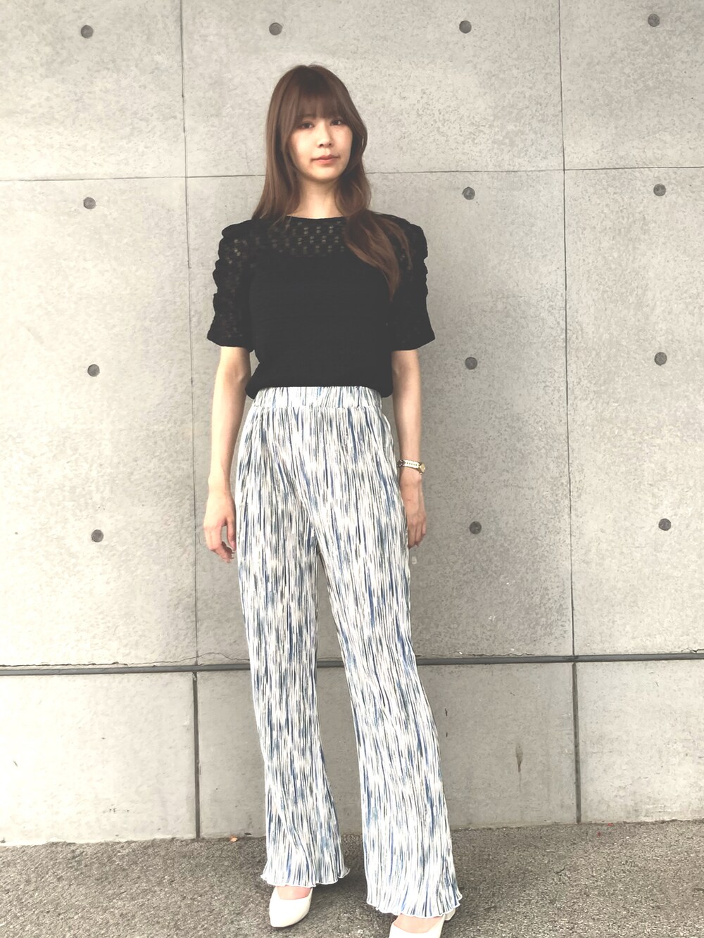 ブラック系のTシャツ/カットソー、ホワイト系のその他パンツを着用したレディースの夏コーディネートの2枚目の写真