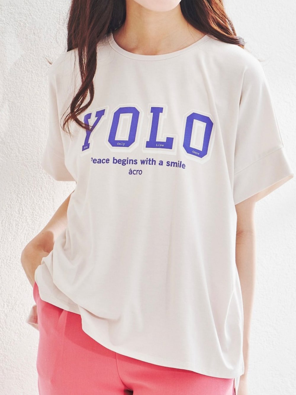 ホワイト系のTシャツ/カットソー、ホワイト系のデニムパンツ、ピンク系のTシャツ/カットソーを着用したレディースの夏コーディネートの3枚目の写真