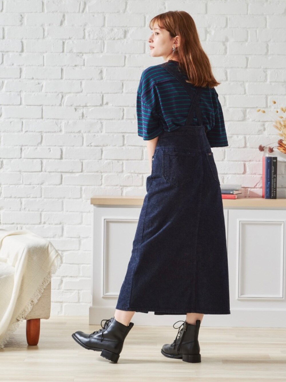 ブルー系のTシャツ/カットソーを着用したレディースの夏コーディネートの2枚目の写真