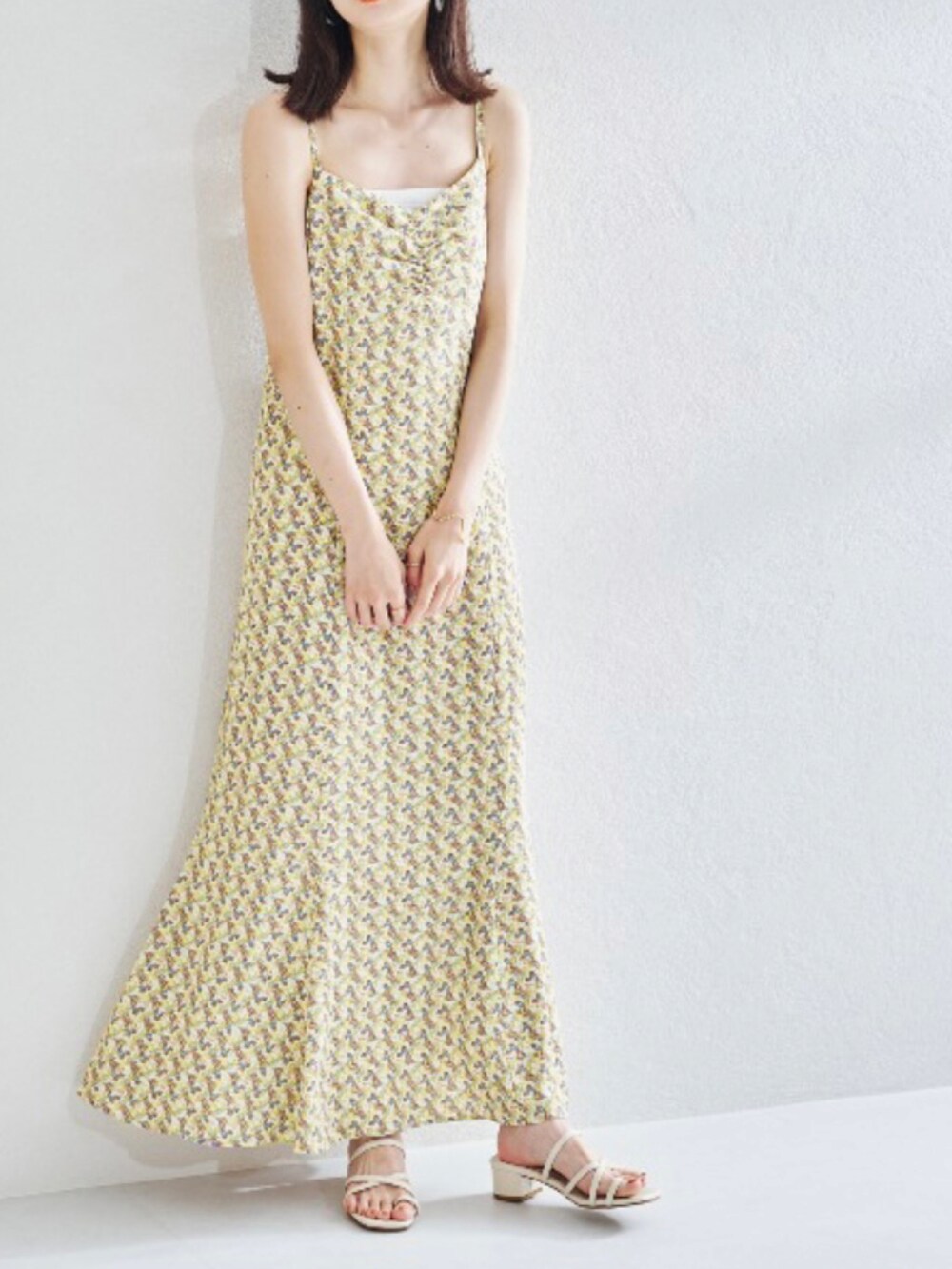 ブルー系のワンピース、パープル系のワンピースを着用したレディースの夏コーディネートの3枚目の写真