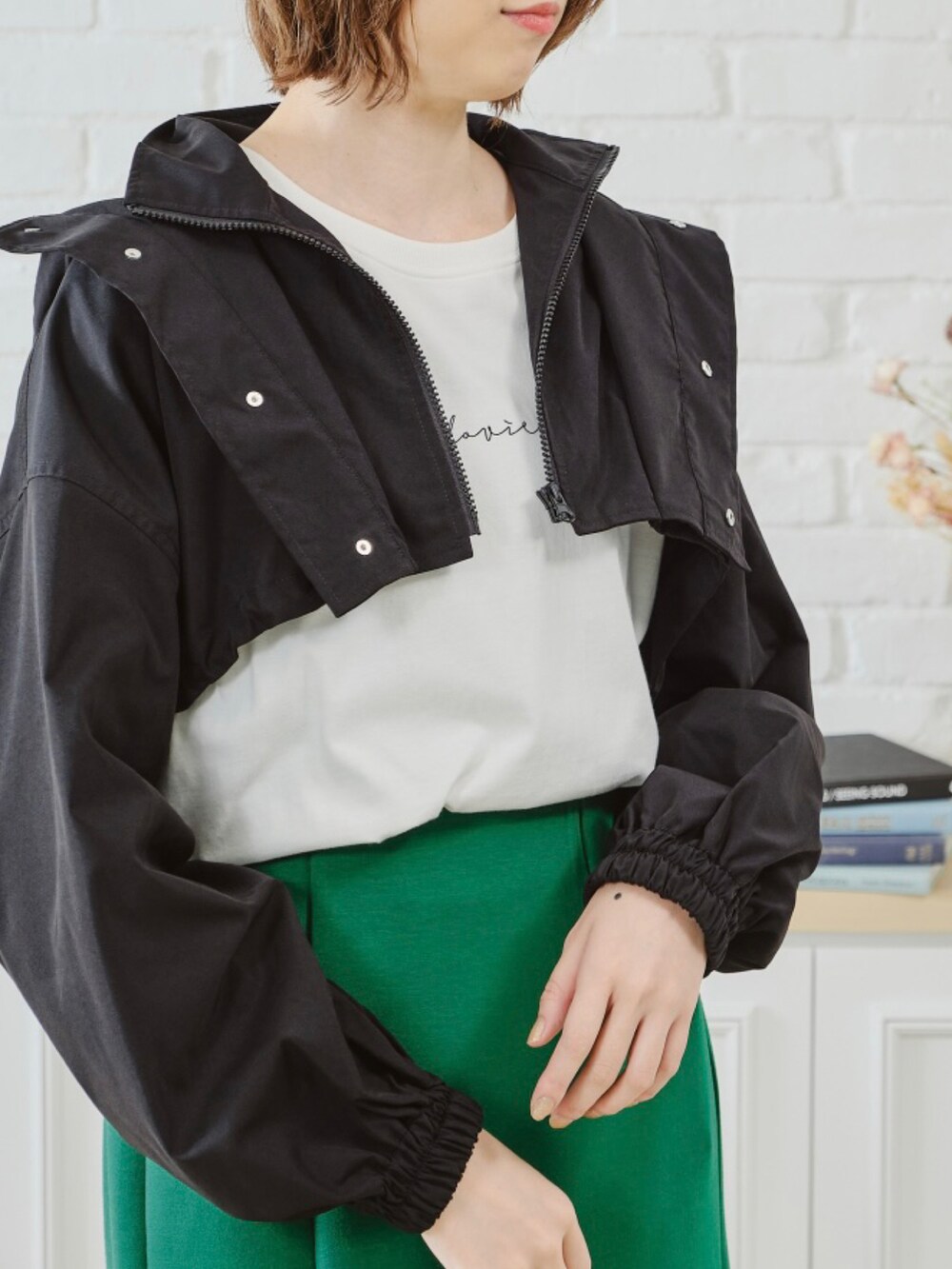 ブラック系のブルゾンを着用したレディースの秋コーディネートの3枚目の写真