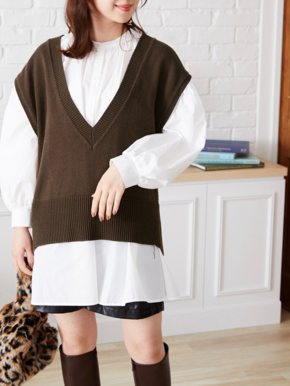 オレンジ系のベストを着用したレディースの夏コーディネートの3枚目の写真