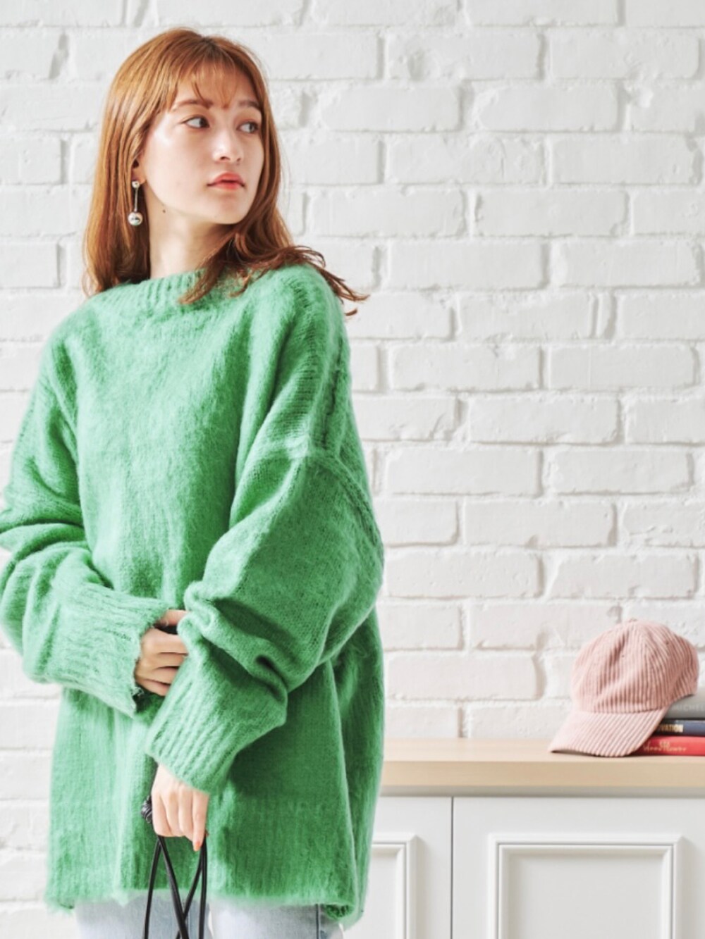 オレンジ系のカーディガン/ボレロ、ブラック系のデニムパンツ、ブラック系のTシャツ/カットソーを着用したレディースの秋コーディネートの2枚目の写真