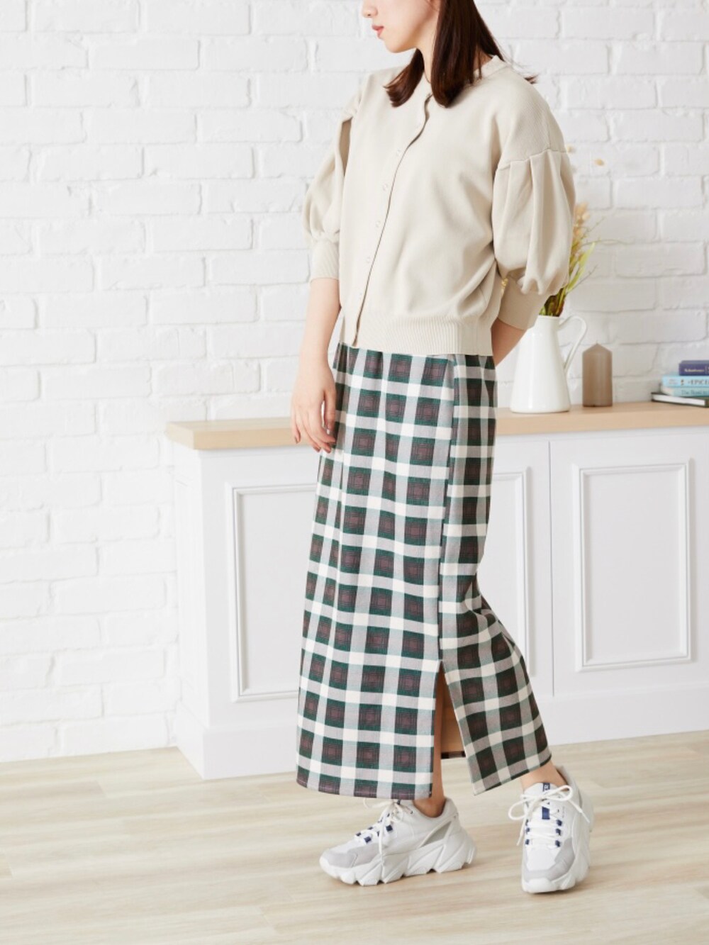 オレンジ系のカーディガン/ボレロを着用したレディースの夏コーディネートの3枚目の写真