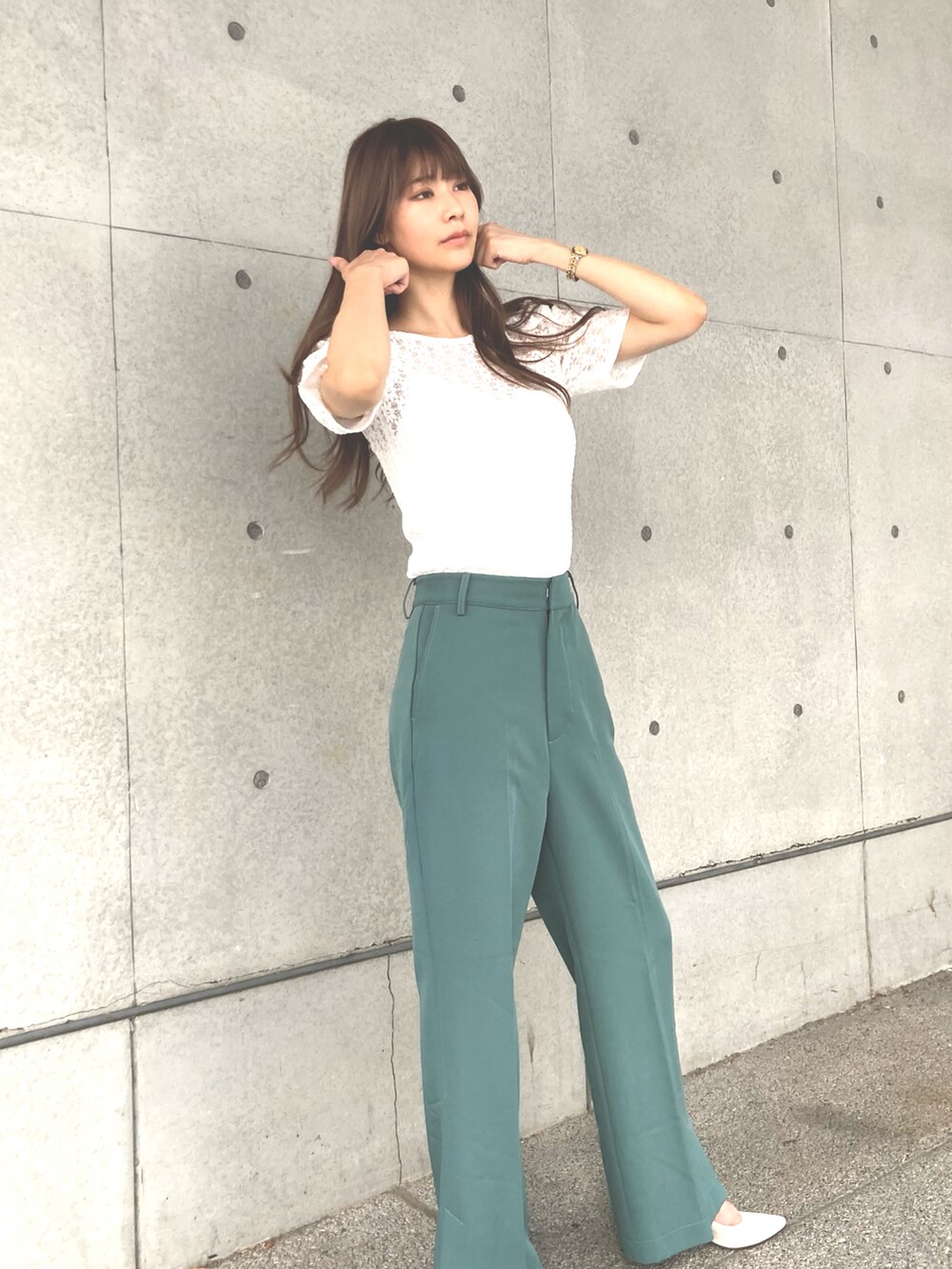 ブラック系のTシャツ/カットソー、ホワイト系のその他パンツを着用したレディースの夏コーディネートの5枚目の写真