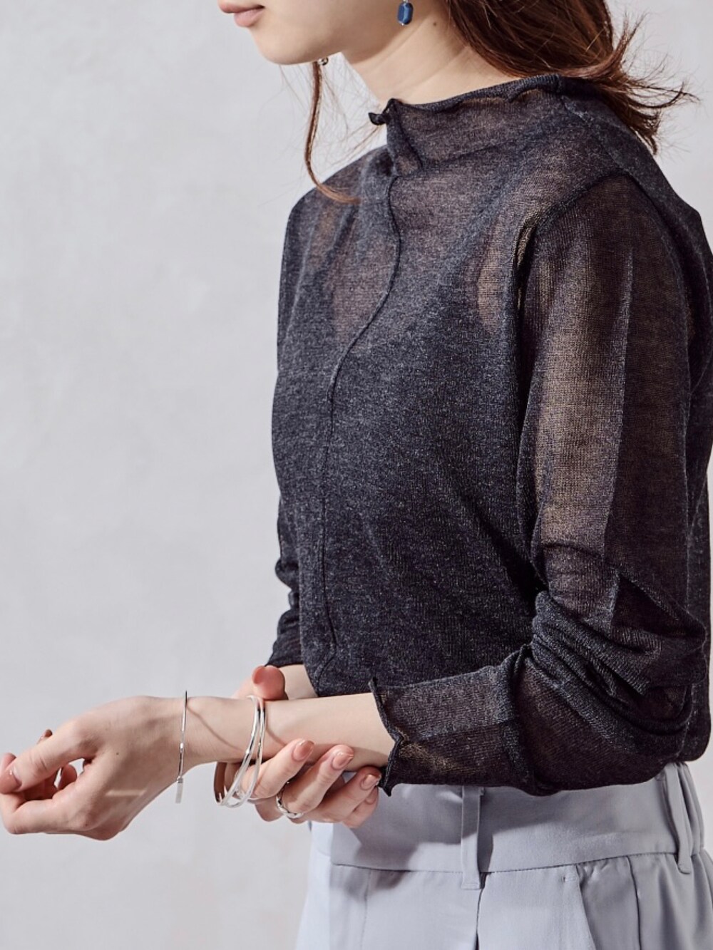 ブラック系のTシャツ/カットソーを着用したレディースの夏コーディネートの2枚目の写真