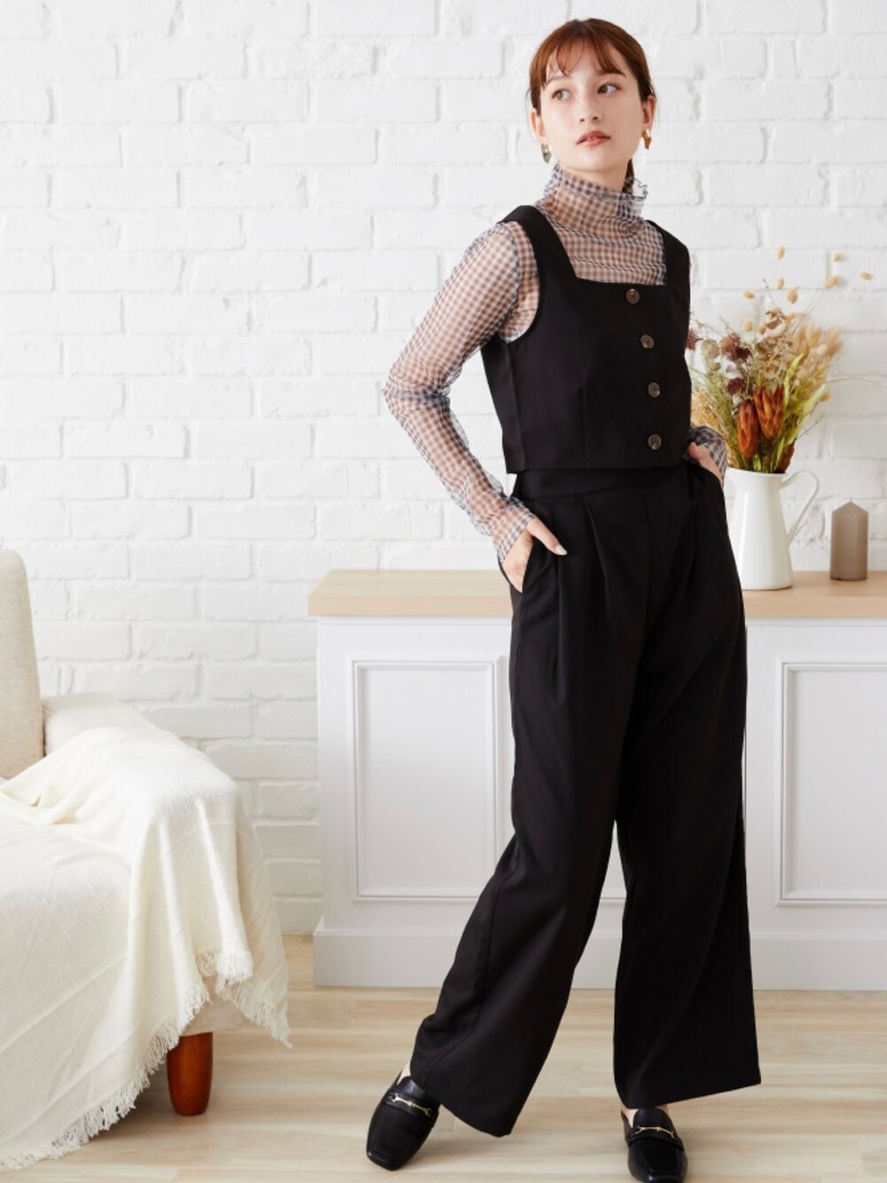 ブラック系のセットアップを着用したレディースの秋コーディネートの4枚目の写真