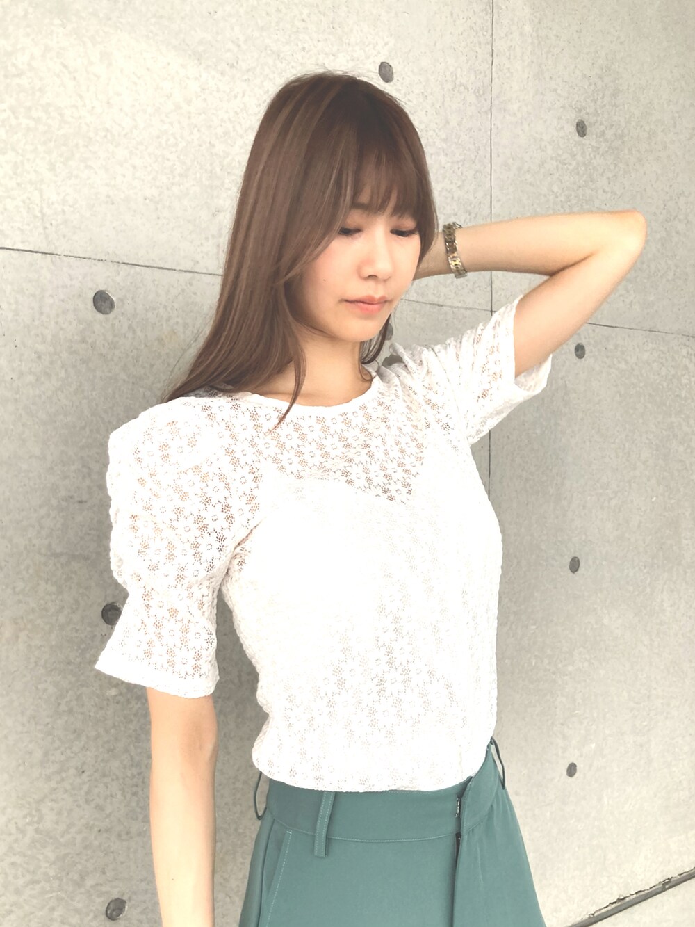 ブラック系のTシャツ/カットソー、ホワイト系のその他パンツを着用したレディースの夏コーディネートの4枚目の写真