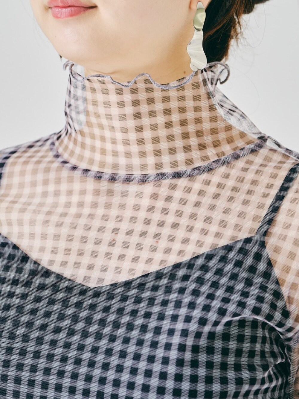 グレー系のシャツ/ブラウスを着用したレディースの夏コーディネートの2枚目の写真