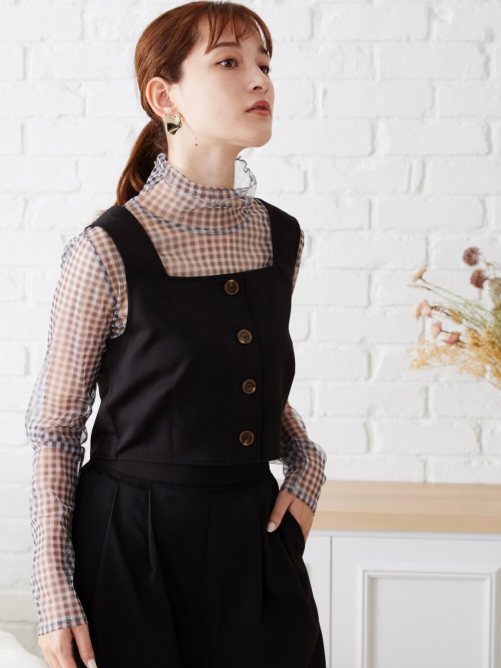 ブラック系のセットアップ、グレー系のシャツ/ブラウスを着用したレディースの秋コーディネートの3枚目の写真