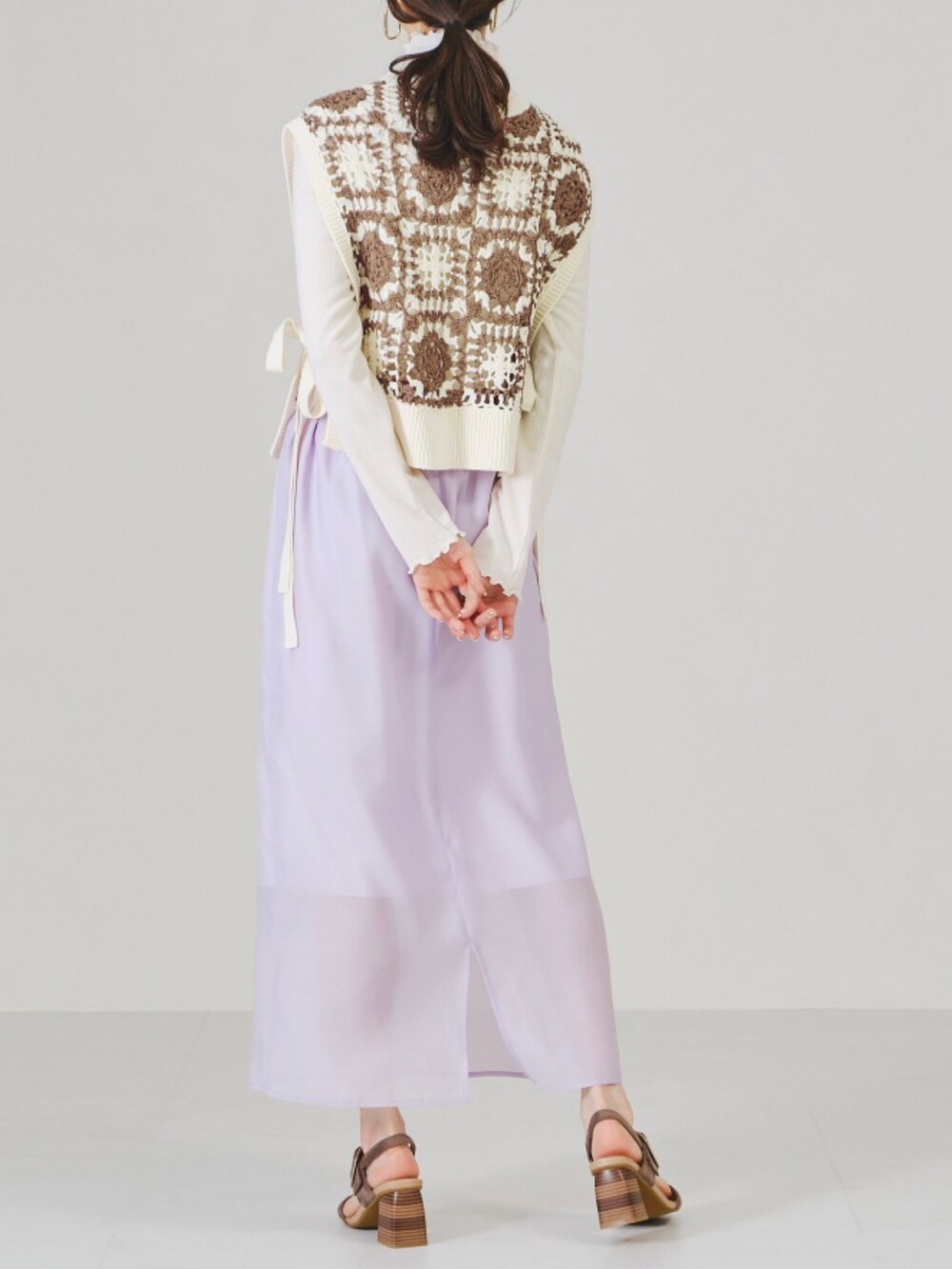 ブラウン系のベストを着用したレディースの秋コーディネートの2枚目の写真