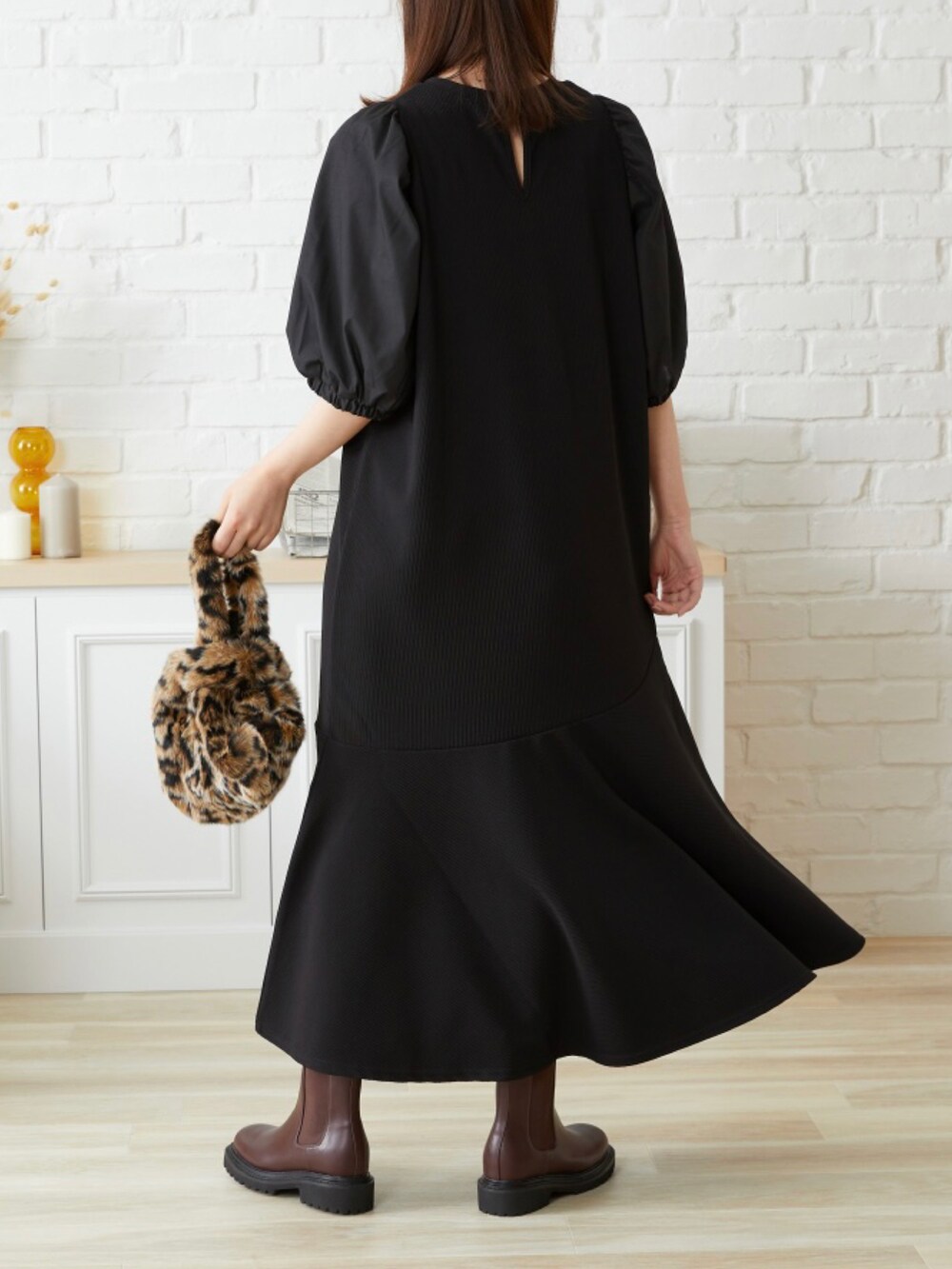 ブラック系のワンピースを着用したレディースの秋コーディネートの3枚目の写真