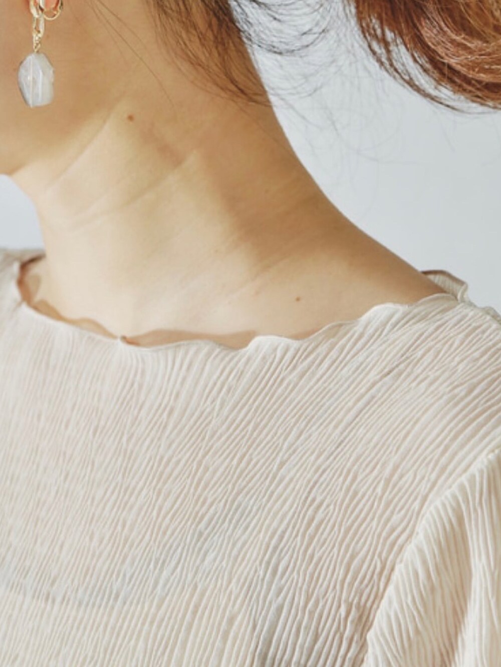 ベージュ系のTシャツ/カットソー、ベージュ系のスカートを着用したレディースの夏コーディネートの2枚目の写真