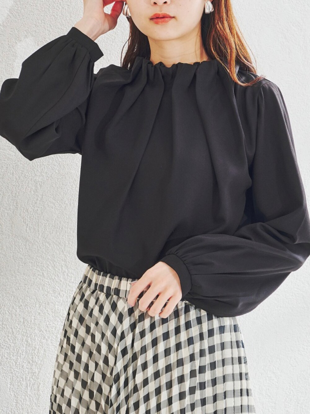 ブラック系のシャツ/ブラウスを着用したレディースの秋コーディネートの3枚目の写真