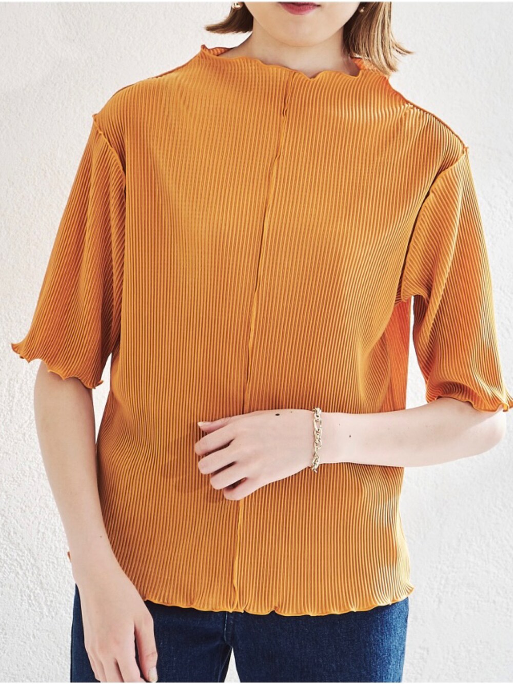 グリーン系のTシャツ/カットソーを着用したレディースの夏コーディネートの5枚目の写真