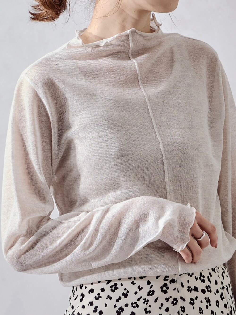 ブラック系のTシャツ/カットソーを着用したレディースの夏コーディネートの5枚目の写真