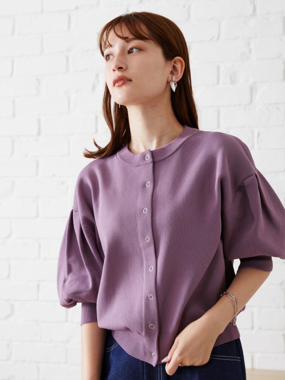 オレンジ系のカーディガン/ボレロを着用したレディースの夏コーディネートの2枚目の写真