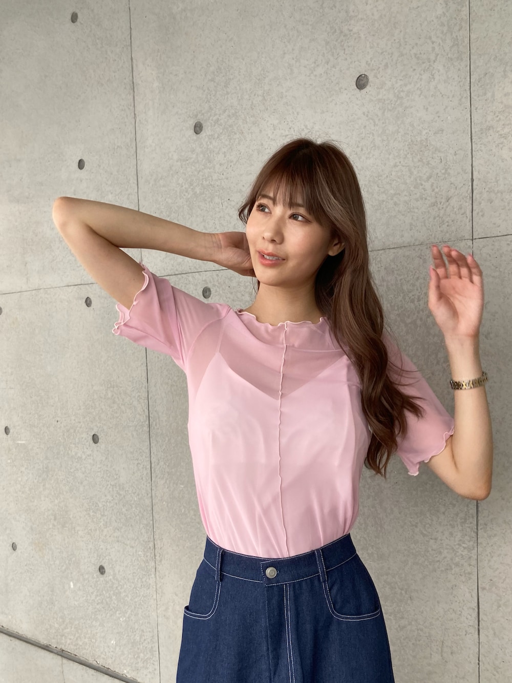 ピンク系のTシャツ/カットソー、ブルー系のスカートを着用したレディースの夏コーディネートの3枚目の写真