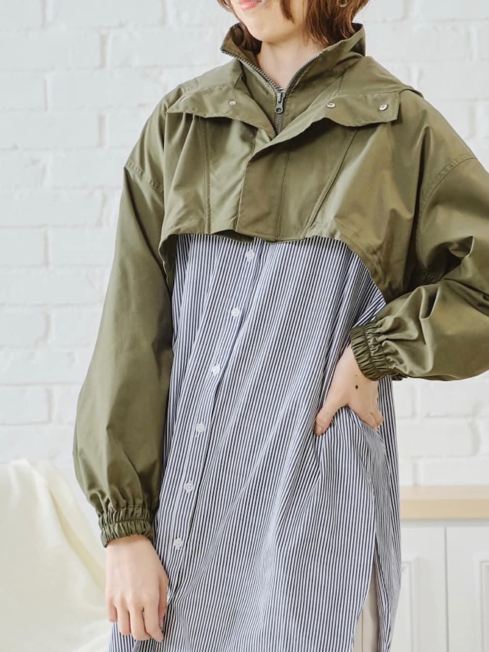 ブラック系のブルゾンを着用したレディースの秋コーディネートの2枚目の写真