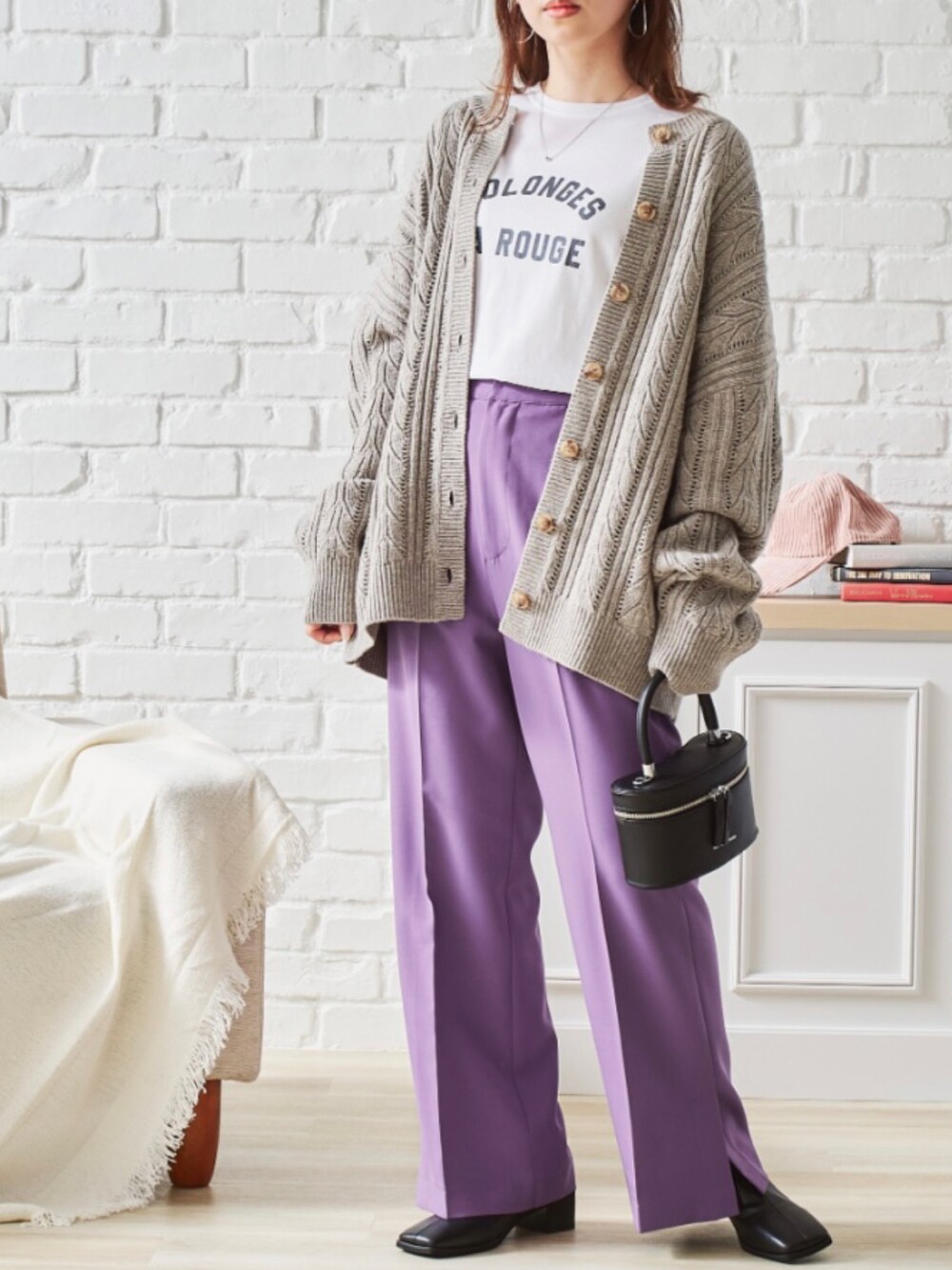 グレー系のニット/セーターを着用したレディースの秋コーディネートの2枚目の写真