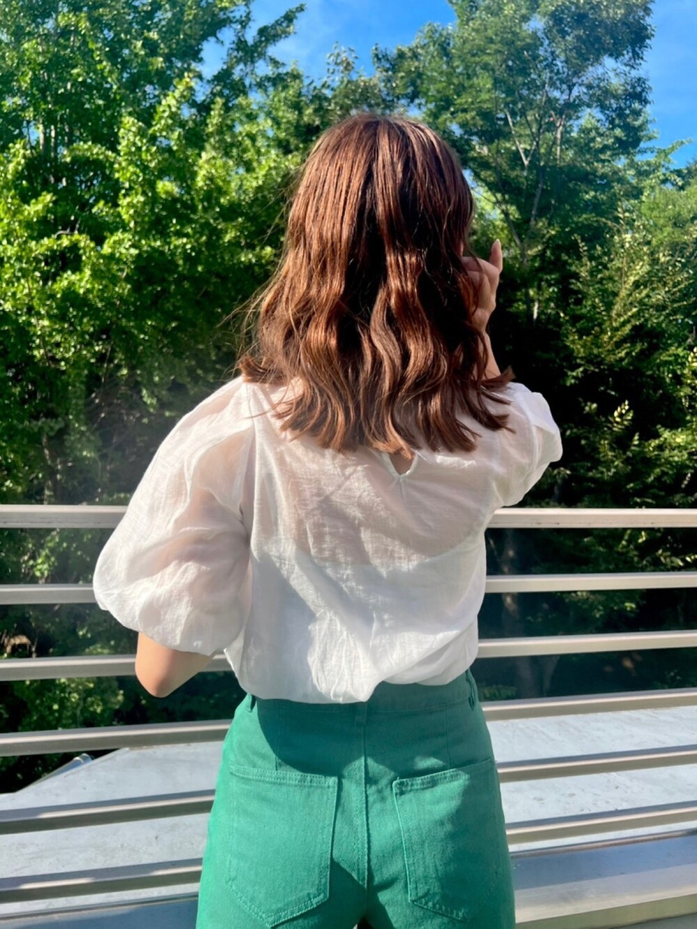 ホワイト系のシャツ/ブラウス、グリーン系のデニムパンツを着用したレディースの夏コーディネートの2枚目の写真