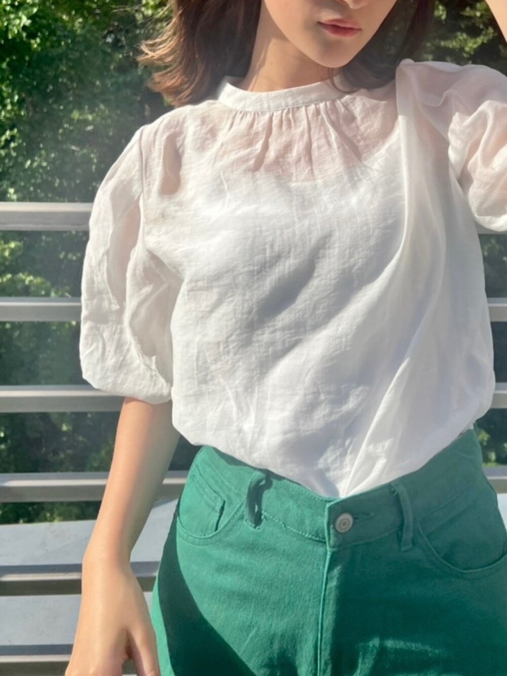 ホワイト系のシャツ/ブラウス、グリーン系のデニムパンツを着用したレディースの夏コーディネートの3枚目の写真