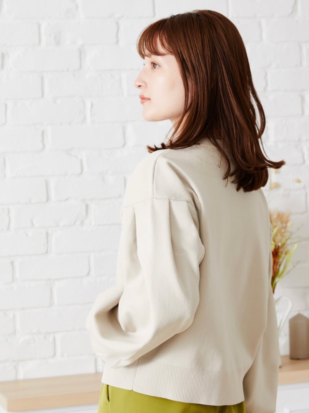 ブラック系のカーディガン/ボレロを着用したレディースの夏コーディネートの3枚目の写真