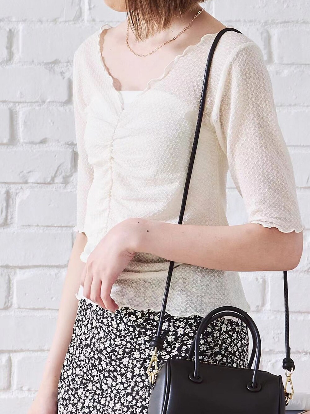 グリーン系のTシャツ/カットソーを着用したレディースの夏コーディネートの5枚目の写真