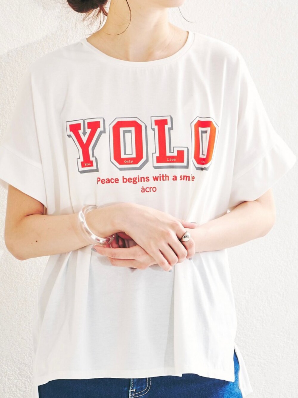 ホワイト系のTシャツ/カットソー、ホワイト系のデニムパンツ、ピンク系のTシャツ/カットソーを着用したレディースの夏コーディネートの2枚目の写真