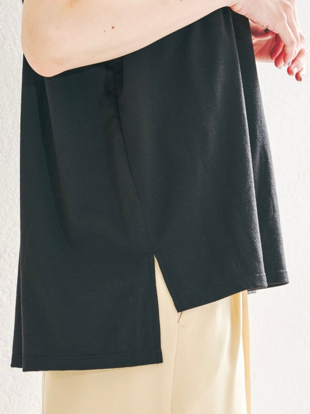 ホワイト系のTシャツ/カットソー、ホワイト系のデニムパンツ、ピンク系のTシャツ/カットソーを着用したレディースの夏コーディネートの5枚目の写真