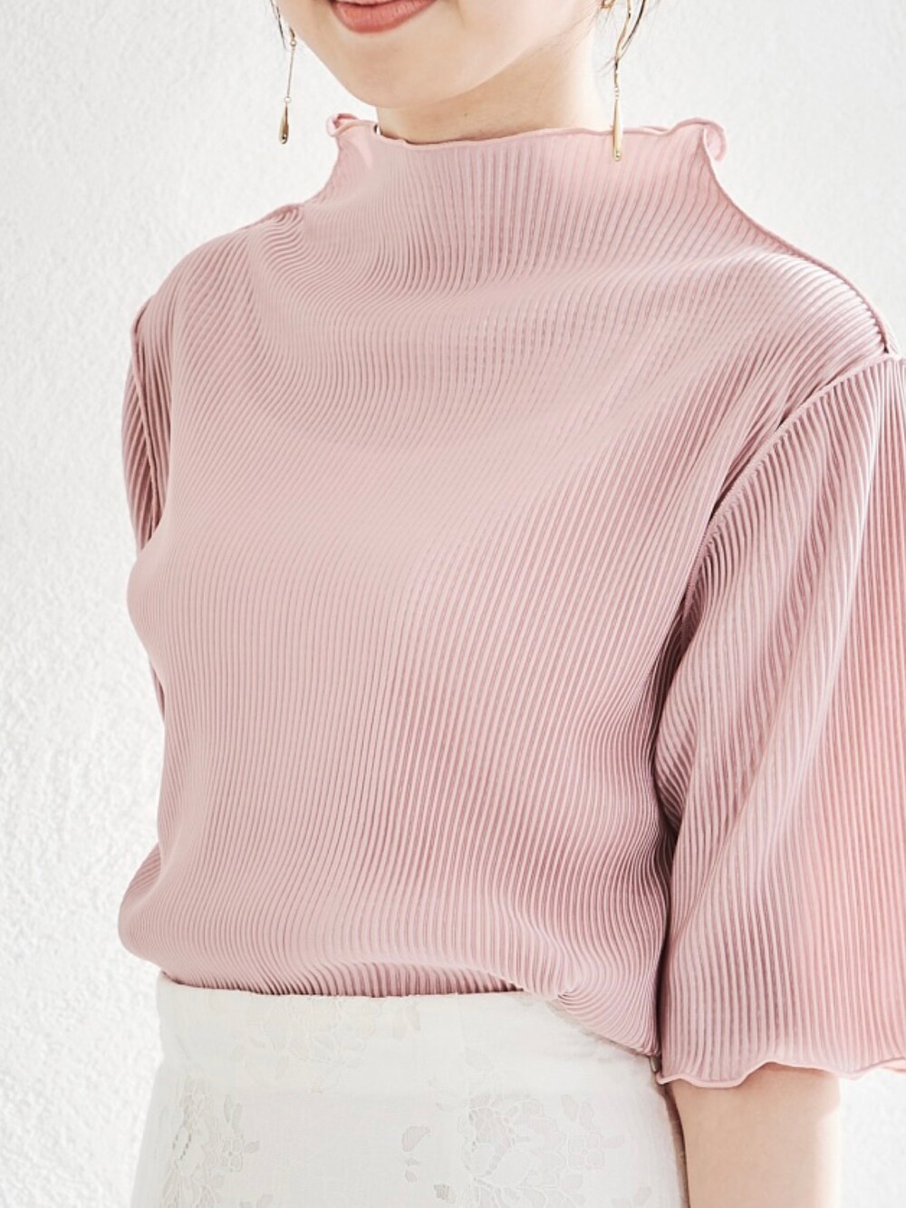 グリーン系のTシャツ/カットソーを着用したレディースの夏コーディネートの4枚目の写真