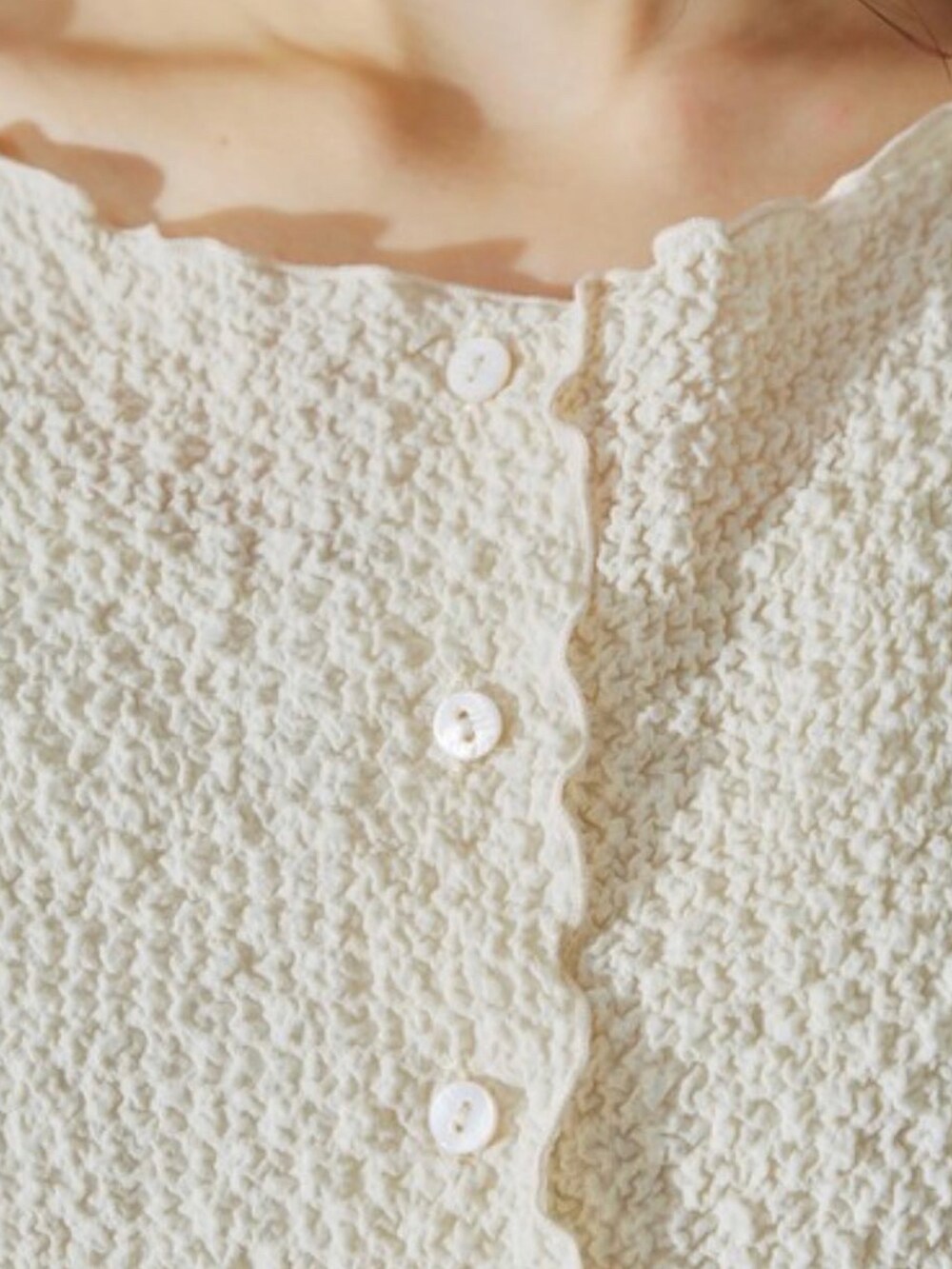 パープル系のTシャツ/カットソー、ブルー系のデニムパンツを着用したレディースの夏コーディネートの3枚目の写真