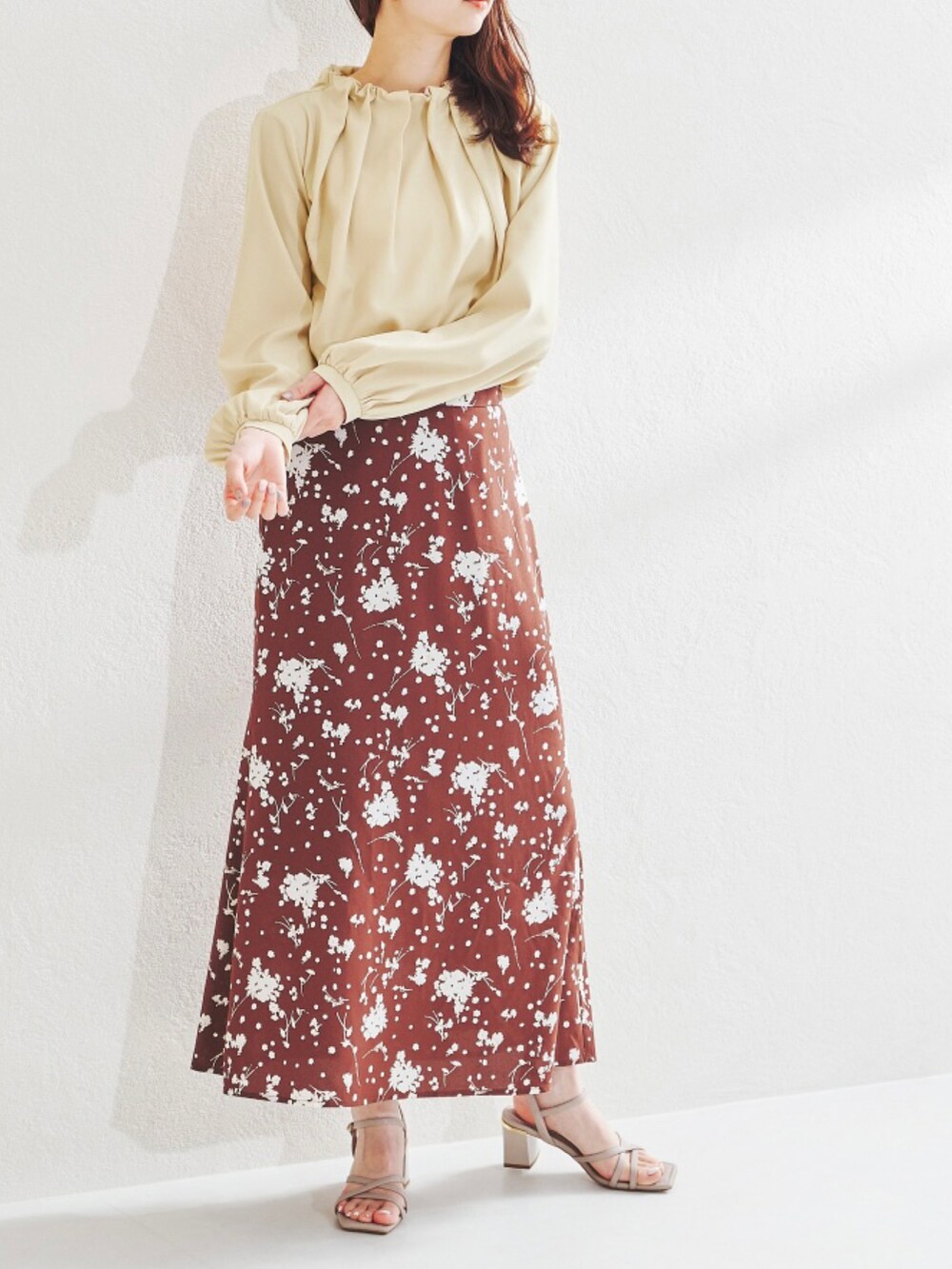 ブラック系のシャツ/ブラウスを着用したレディースの秋コーディネートの4枚目の写真