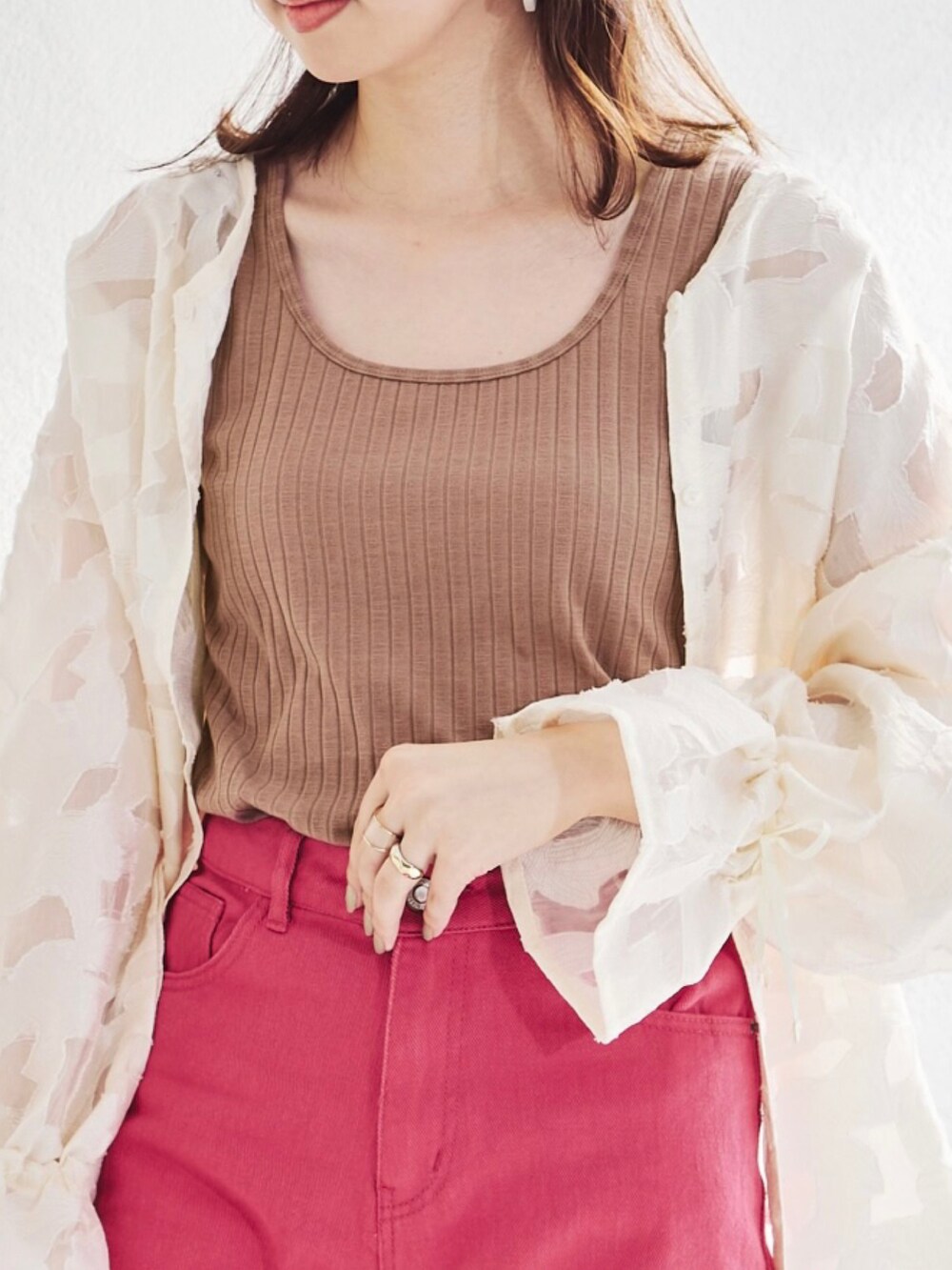 ブルー系のタンクトップ、ブラック系のデニムパンツを着用したレディースの夏コーディネートの4枚目の写真