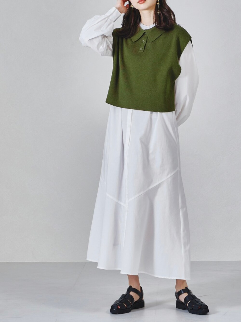 ブラック系のベスト、ブルー系のシャツ/ブラウス、ブルー系のデニムパンツを着用したレディースの夏コーディネートの3枚目の写真