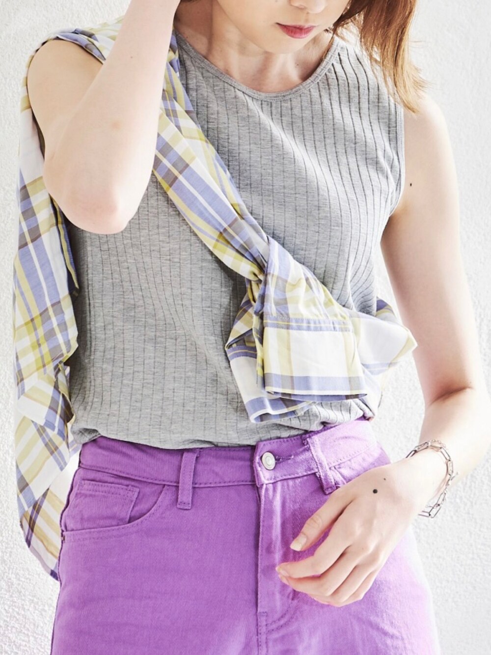 ブルー系のタンクトップ、ブラック系のデニムパンツを着用したレディースの夏コーディネートの2枚目の写真