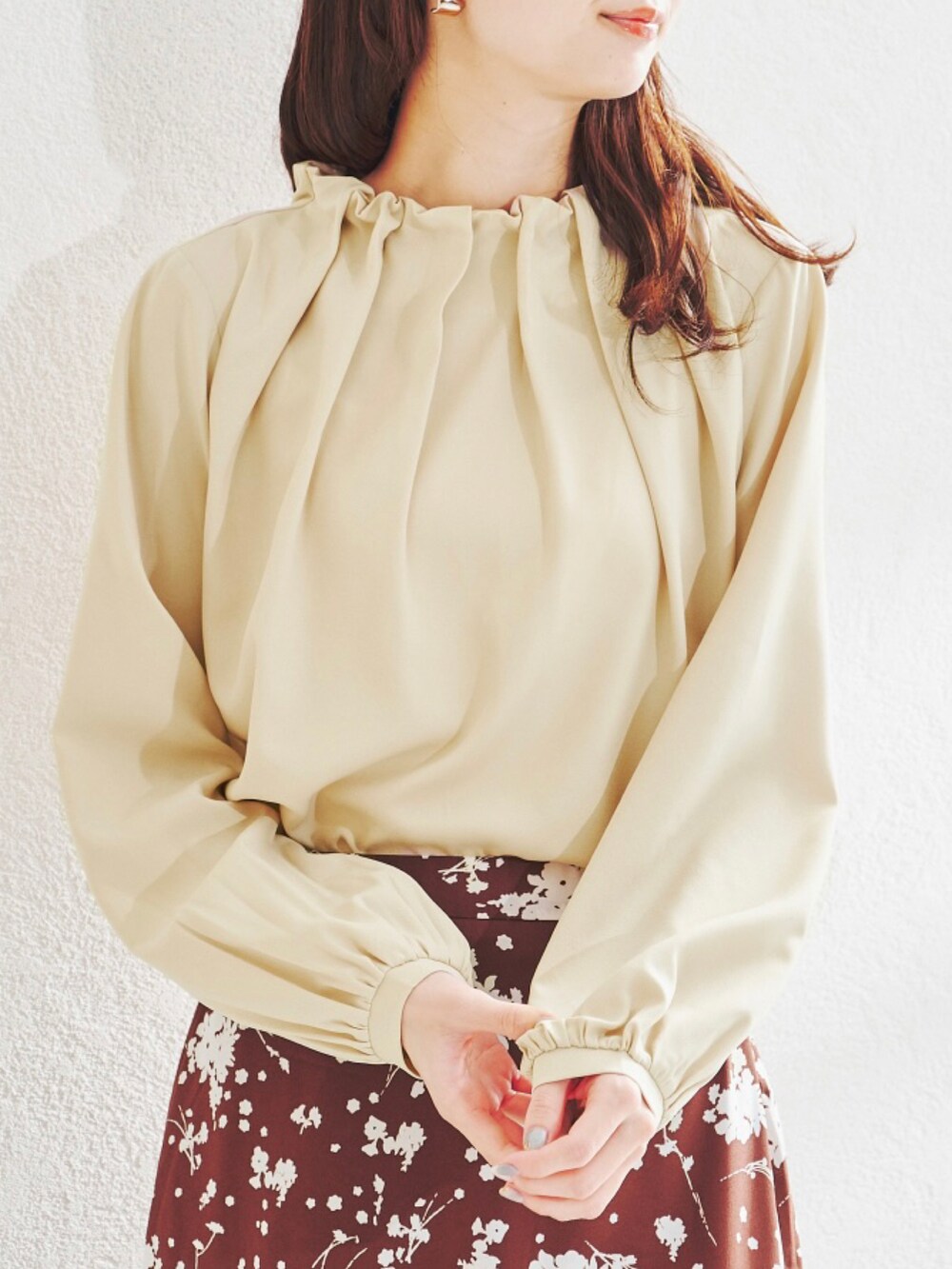 ブラック系のシャツ/ブラウスを着用したレディースの秋コーディネートの5枚目の写真