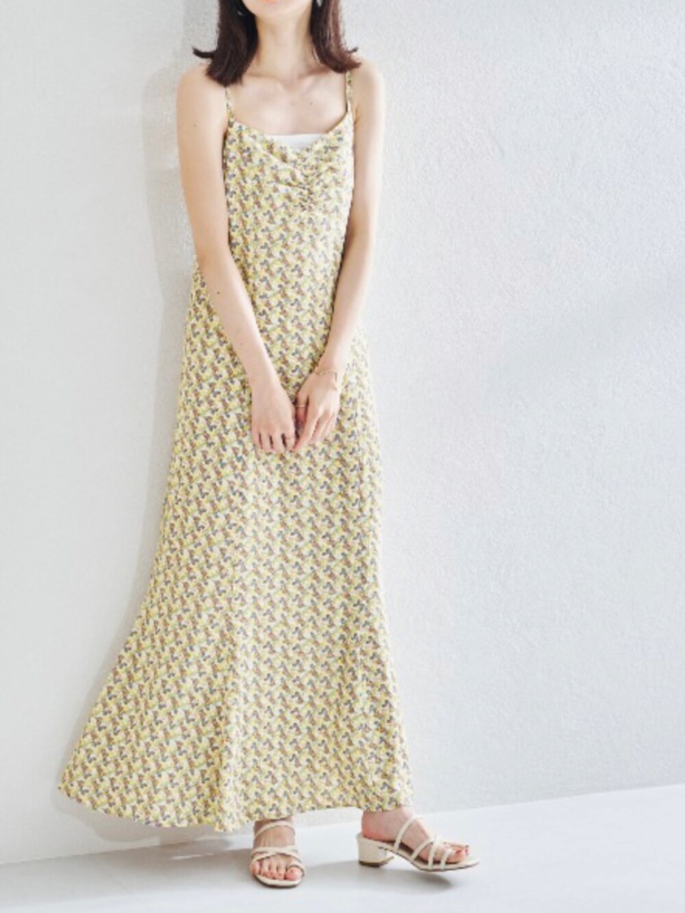 パープル系のワンピース、ブルー系のワンピースを着用したレディースの秋コーディネートの2枚目の写真